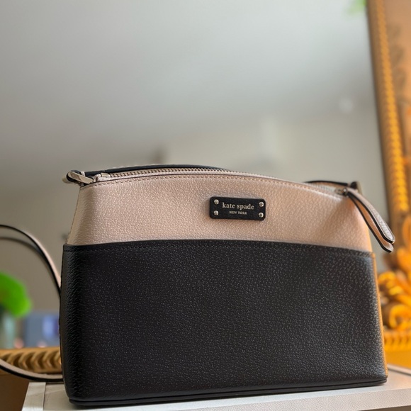 Kate Spade Jeanne Crossbody | Warm Vellum/Black | Structured Leather | LIKE NEW - Picture 4 of 13